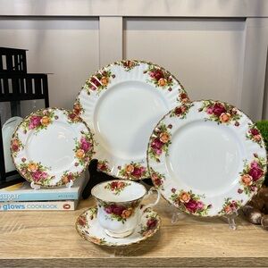 Royal Albert Old Country Rose bone China England 40 Piece Service For 8 people